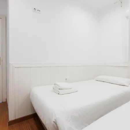 Aparteasy - Private Terrace, 3-bedroom Барселона